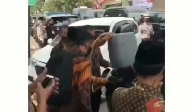 Mobil Nekat Terobos Banjir hingga Hampir Terseret Arus di Tangerang